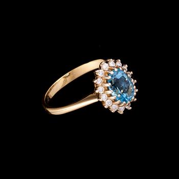 RING, 18K guld, topas, diamanter. Vikt ca 3,4 g.