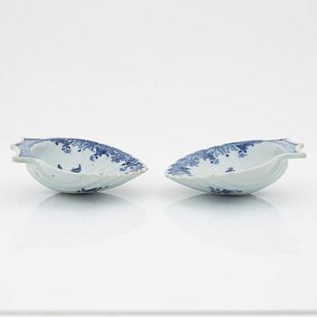 A pair of blue and white butter dishes, Qing dynasty, Qianlong (1736-95).