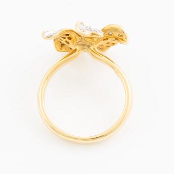 Ring i form av en blomma 18K guld med runda briljantslipade diamanter.