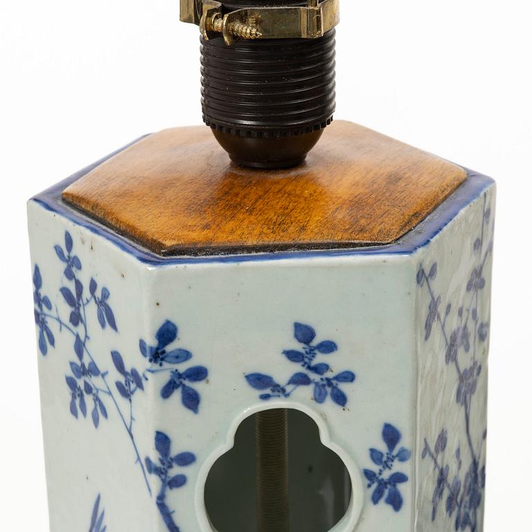 Bordslampor/lyktor, ett par, porslin. Sen Qingdynasti.