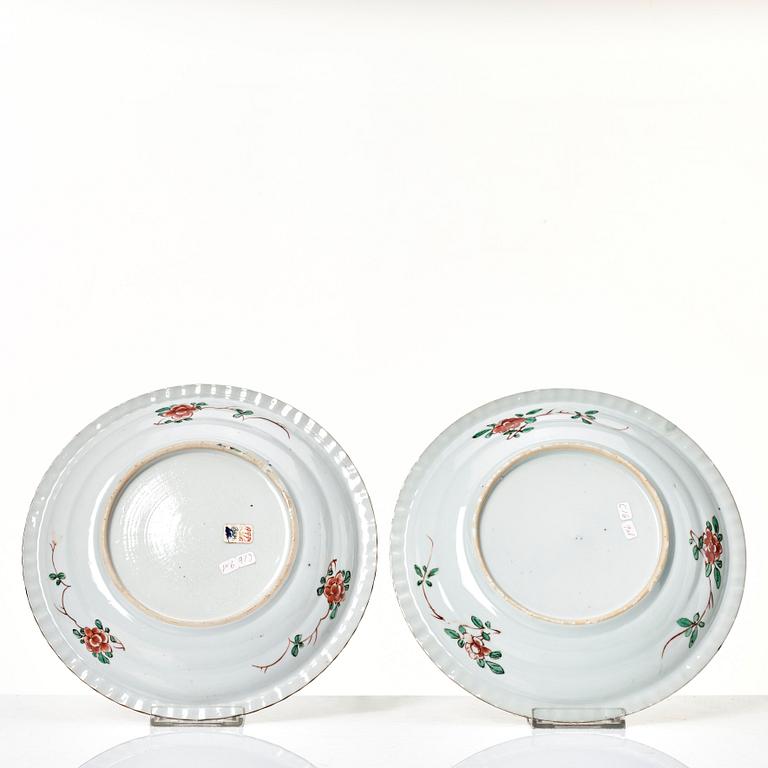 A set of nine famille verte 'pie crust' plates, Qing dynasty, Kangxi (1662-1722).