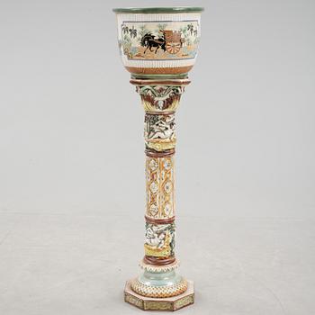 PIEDESTAL samt YTTERFODER, majolika och stengods, 1900-talets första hälft.