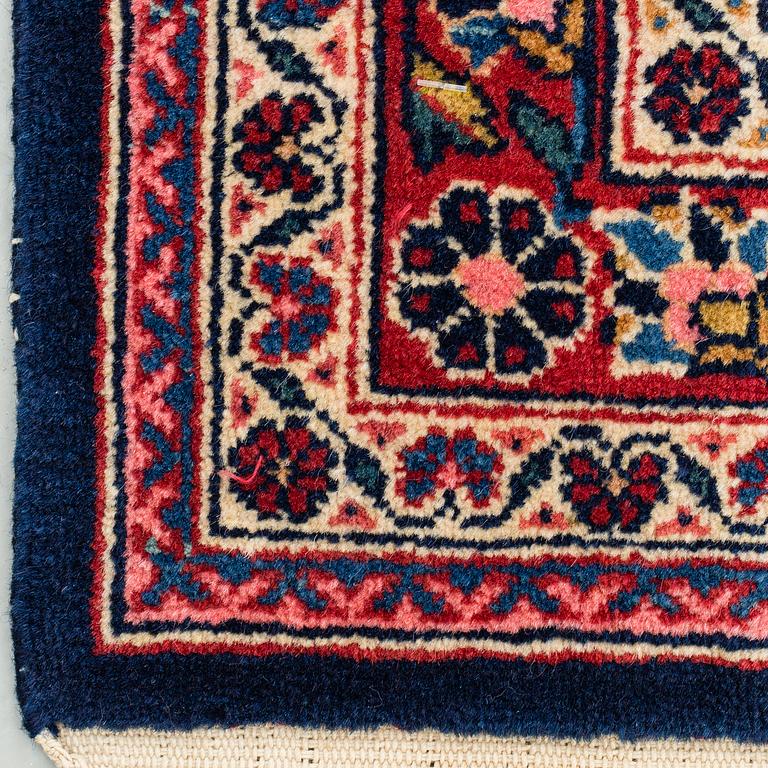 A CARPET, a semi-antique Kashan, ca 314 x 214 cm.