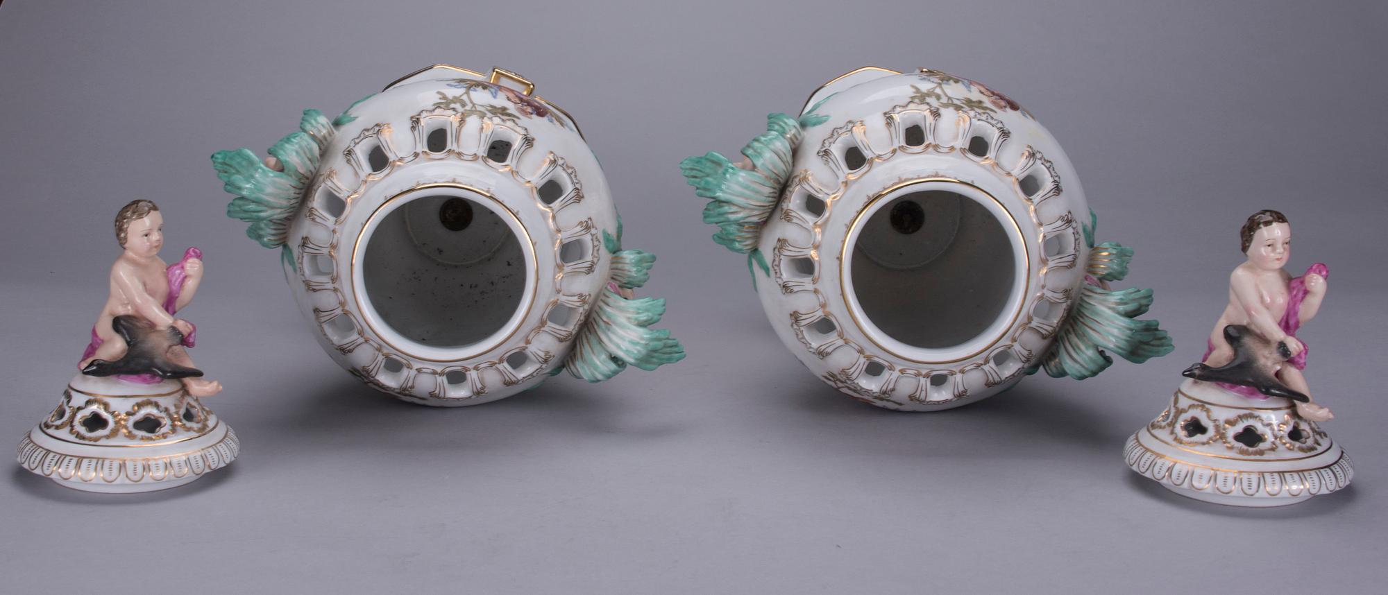 LOCKURNOR, ett par, porslin, Meissen-liknande märke, 1900-tal.