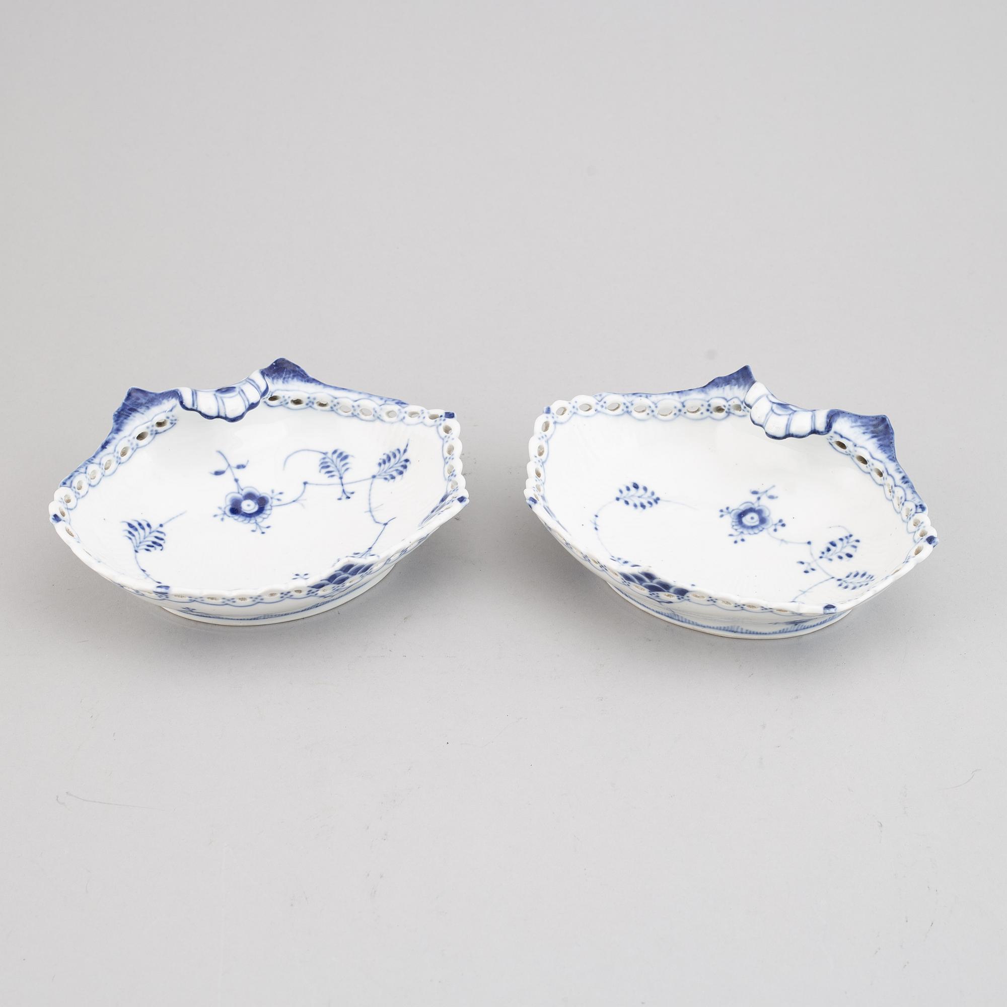 Royal Copenhagen, two 'Musselmalet' no 1074 dishes, Denmark.