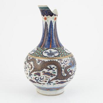 A porcelain vase, China, Qing dynasty, 19th century.