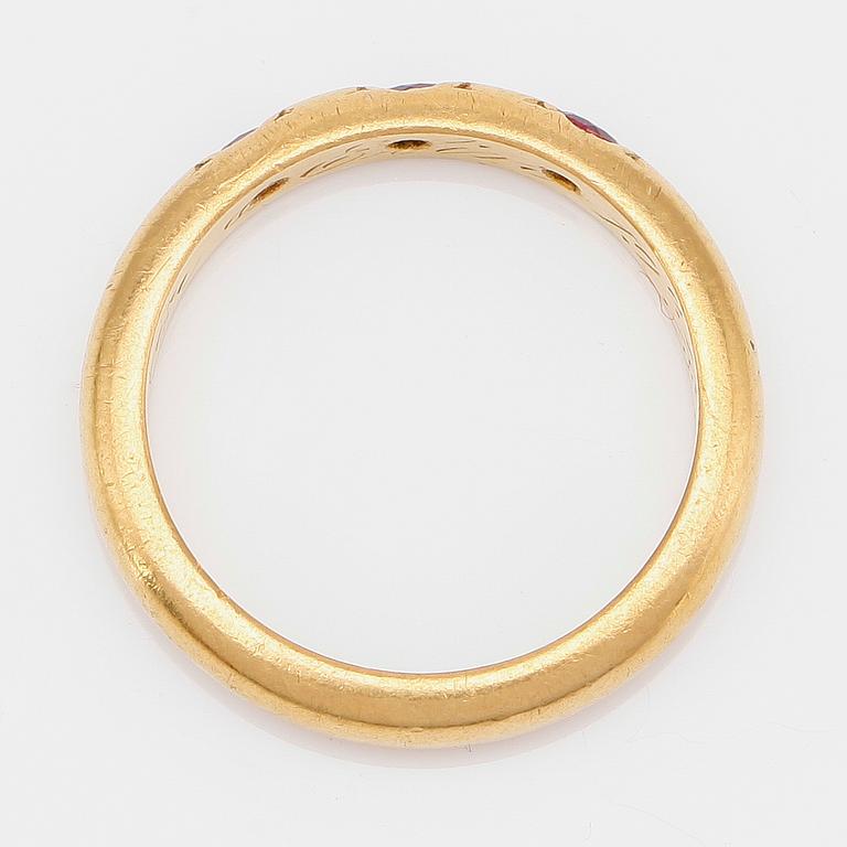 RING, 23K guld och röda stenar, svenska stämplar, 1920. Vikt ca 8 g.