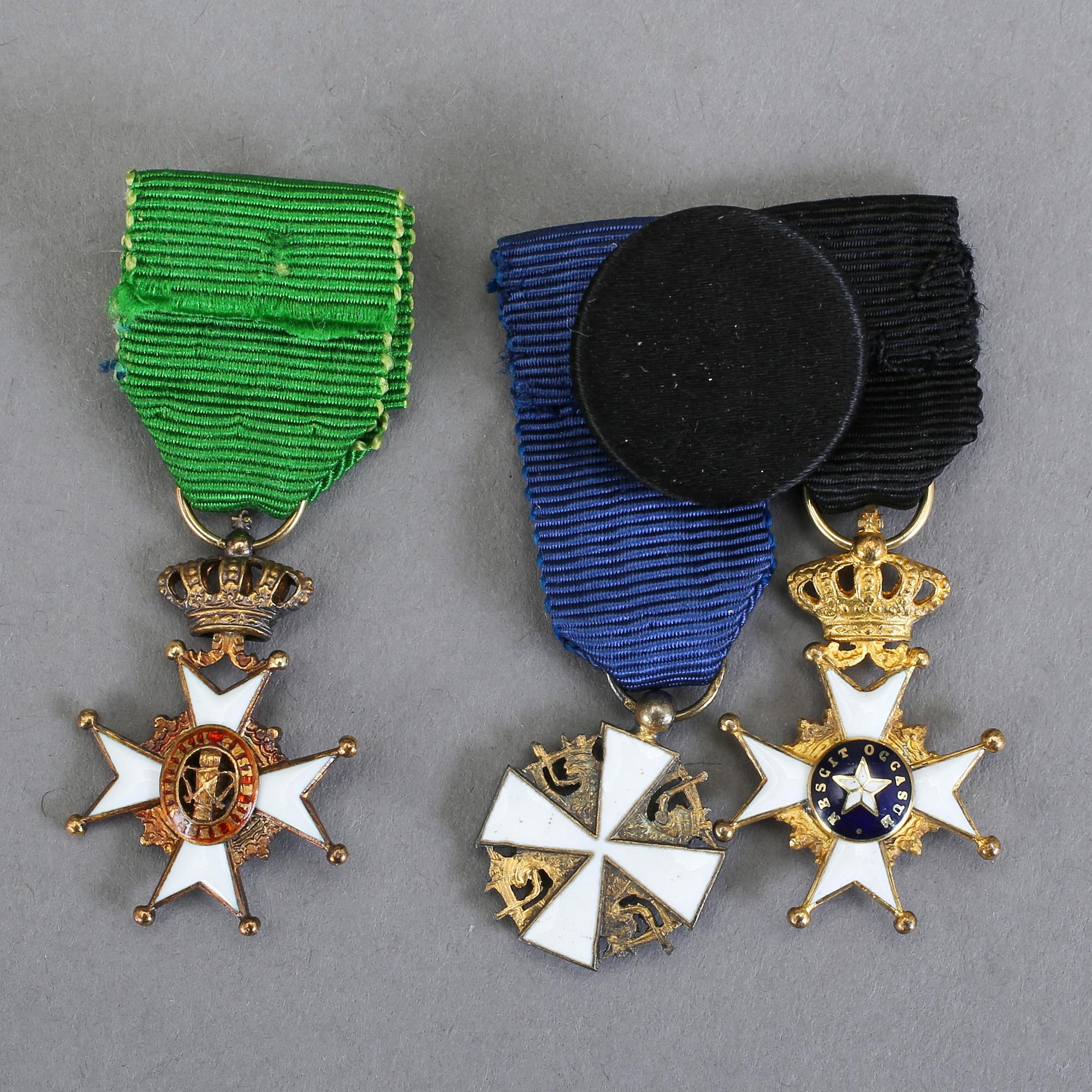 MINIATYRORDNAR, 3 st, förgylld metall och emajl, 1900-tal.