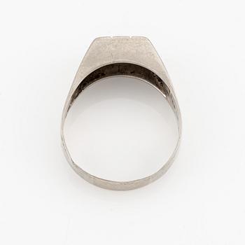 Ring, 18K vitguld med små åttkantslipade diamanter.