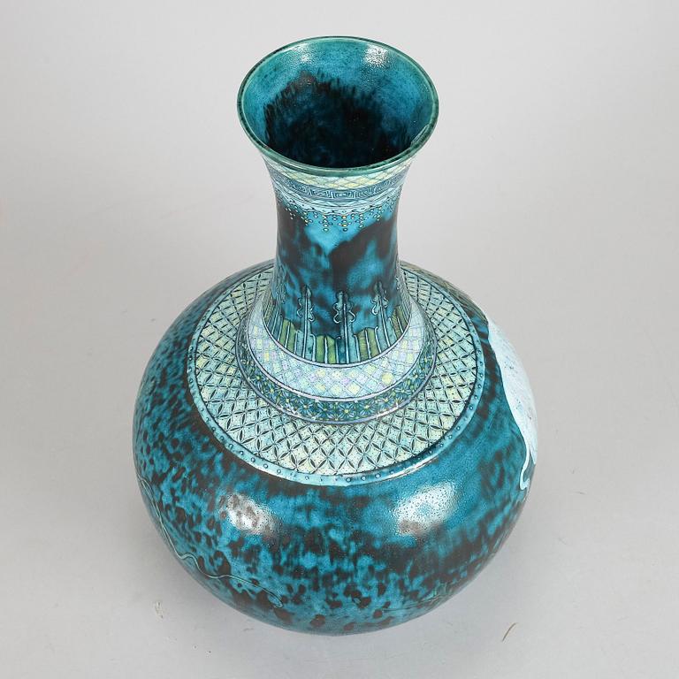 A Japanese vase, 20th century.