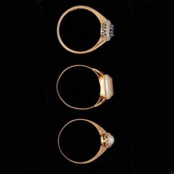 RINGAR, 3 st, 18k guld med bergskristall, safir, pärla. Total vikt ca 6,2 gram.
