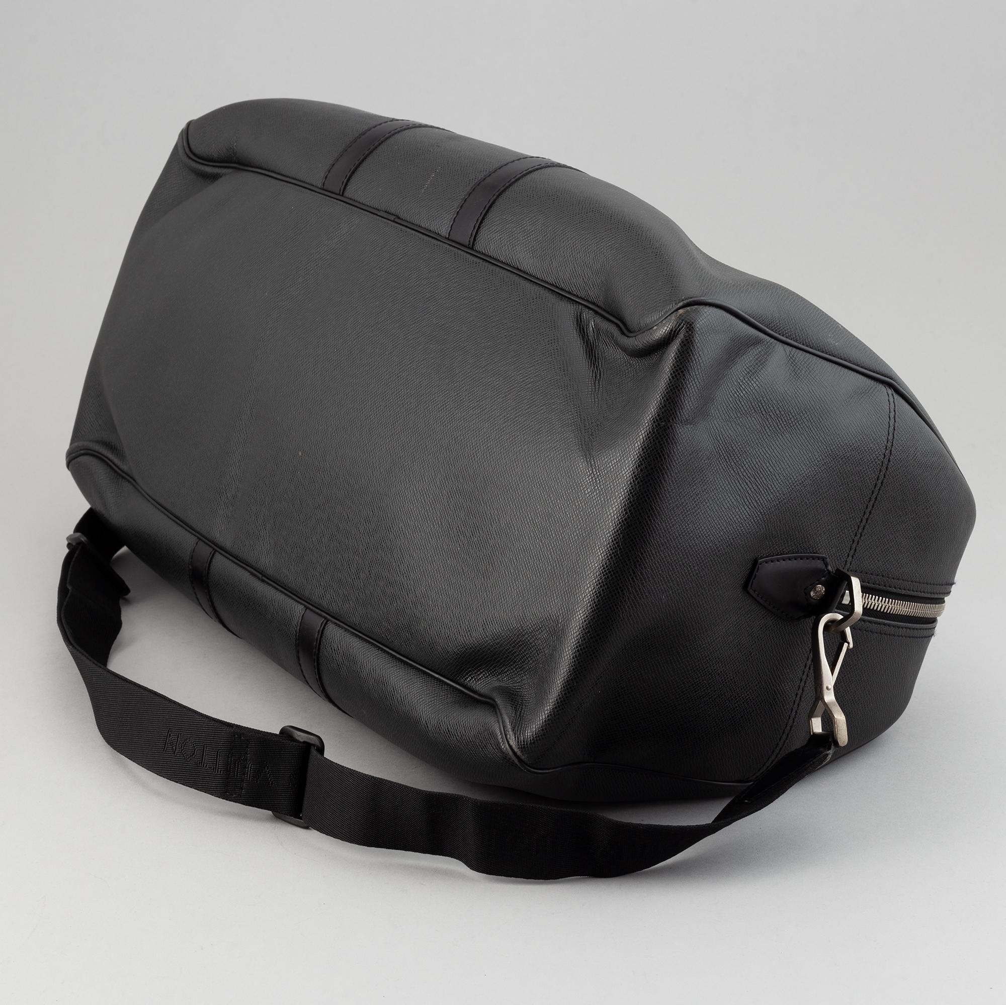 Louis Vuitton, a 'Taiga Kendall GM'.