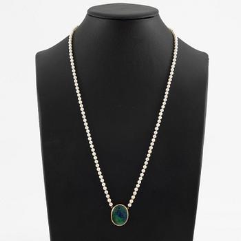 Pearl necklace, cultured pearls with a pendant in gold, probably azurite-malachite.