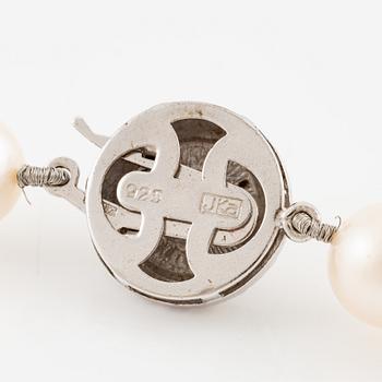 Necklace, with graduated cultured pearls.