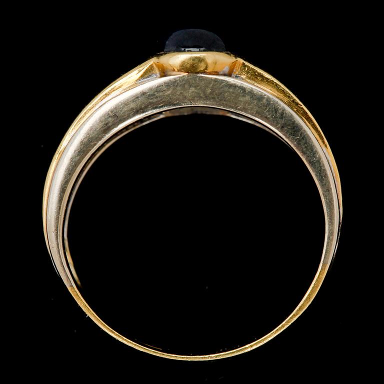 RING, 18k guld resp vitguld med baguettslipade diamanter samt cabochonslipad safir. Vikt 5,2 g.
