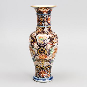 AN IMPRESSIVE VASE FROM THE RUSSIAN IMPERIAL PORCELAIN FACTORY IN ST:PETERSBURG.