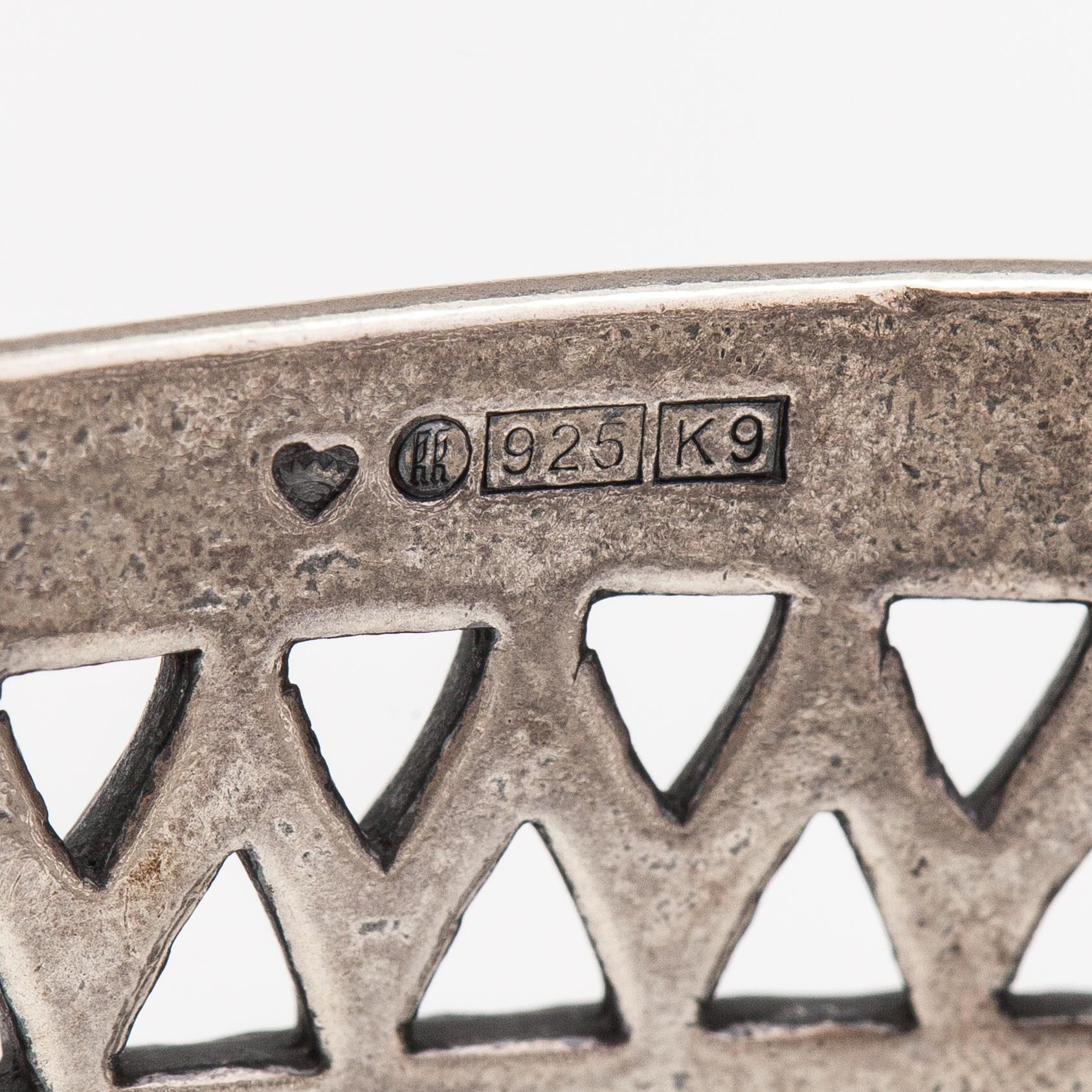 Rannekoru, sterlinghopeaa. Kalevala Koru, Helsinki 2011.