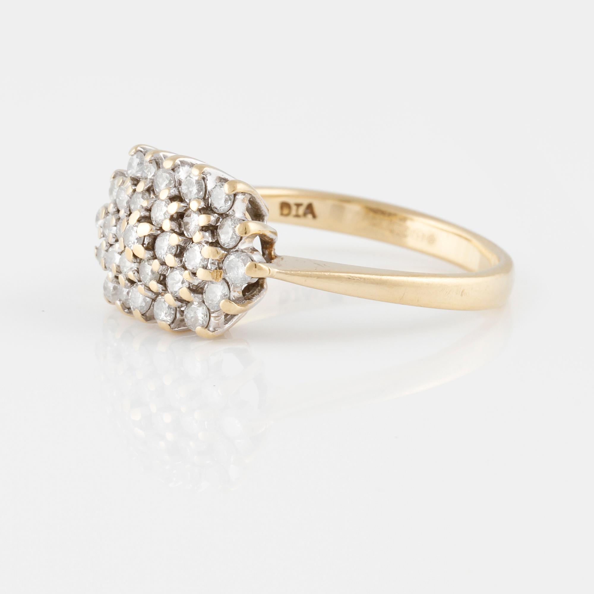RING, 18K guld med briljantslipade diamanter 0.50 ct. diamanter. Vikt 3,6 gram.