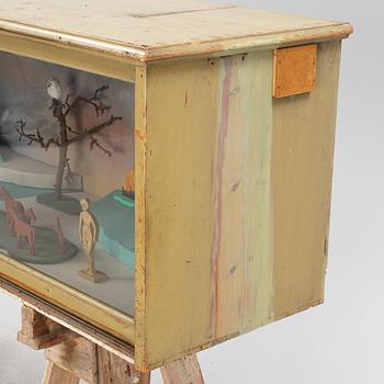 Richard Johansson, objekt/installation med teckning, måleri och blandteknik i ett skåp av trä, signerad.