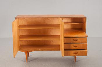 SIDEBOARD.  1900-talets andra hälft.