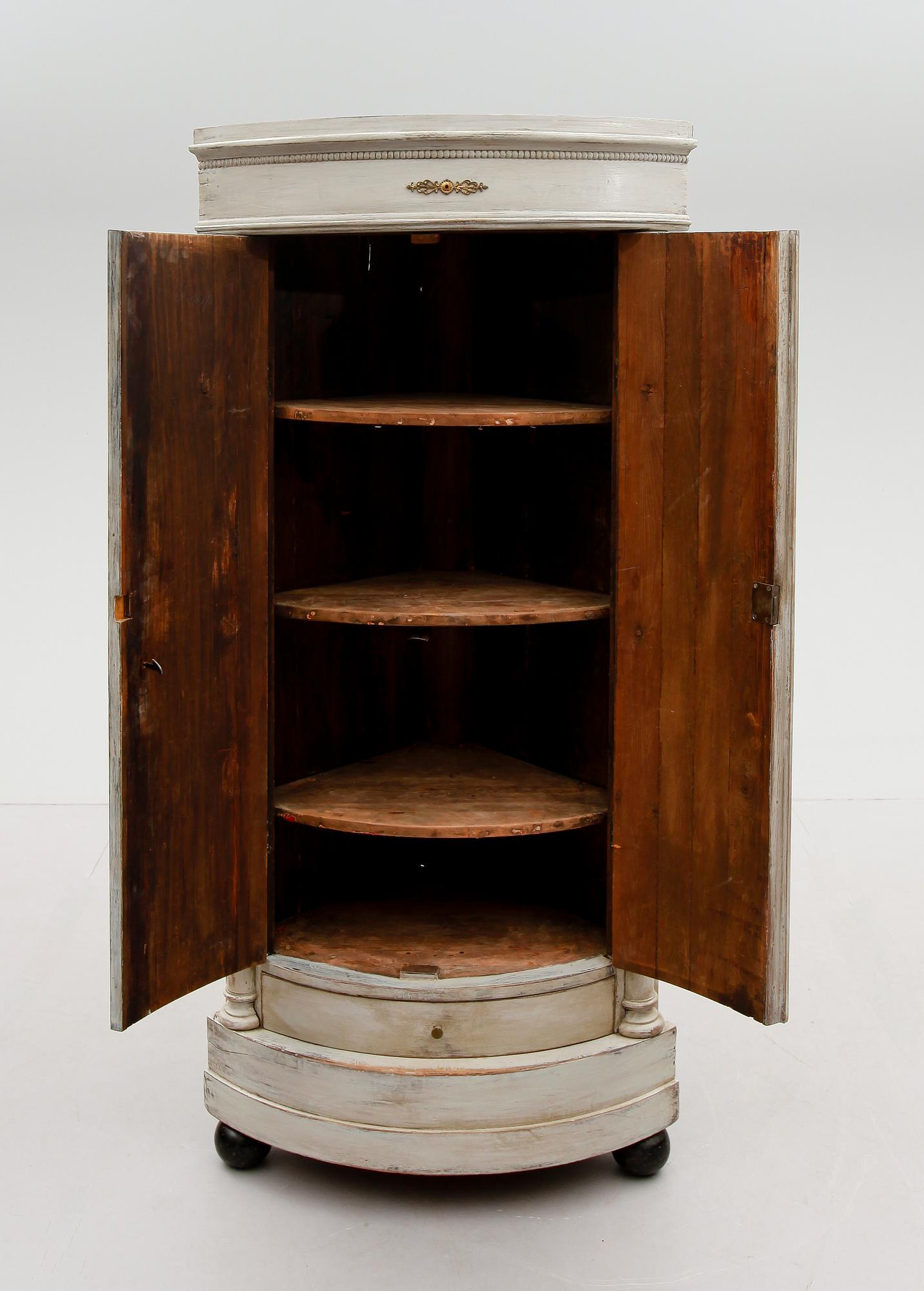 HÖRNSKÅP, Karl-Johan, 1800-talets mitt.