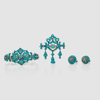 1431. SMYCKEGARNITYR, 4 delar innehållande brosch, armband samt örhängen med turkoser och pärlor. Ostämplade. 1800-tal.