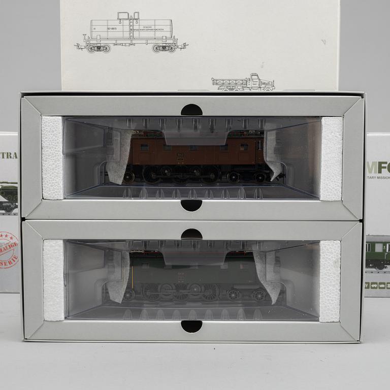 Märklin, engines and traincars, scale H0, in boxes.