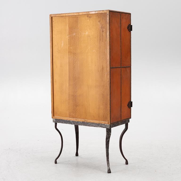 Cabinet, first half of the 20th century.