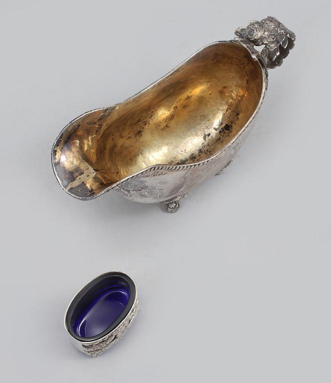 SÅSSNIPA, SALTSKED samt SALTKAR, silver och glas, 1900-tal, vikt (exklusive glasinsats) 230 gram.