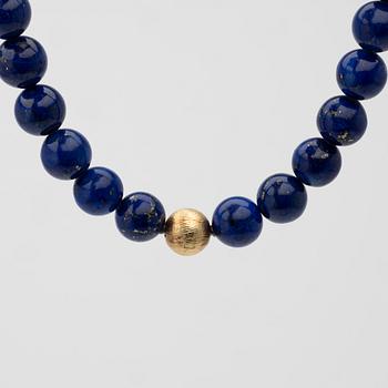 Ole Lynggaard, kullås 18K guld, med 4 stencollier med dobbar samt ett armband, bland annat lapis lazuli.