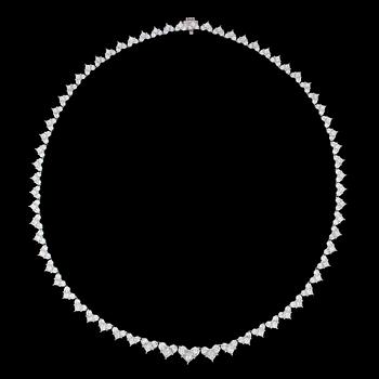 760. COLLIER, bla prinsesslipade diamanter, tot. 19.08 ct, i hjärtformationer.