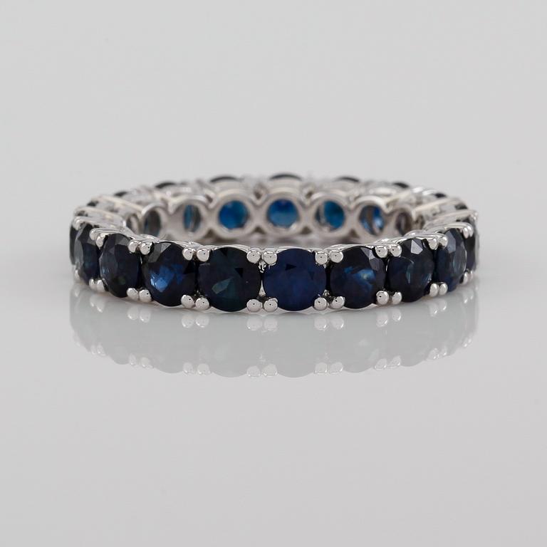 RING, 18K vitguld och safirer tot ca 4.00 ct.