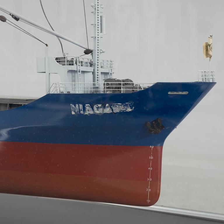 Fartygsmodell, redarmodell av M.V. "Bagur", byggd av Narasaki Shipbuilding Company.
