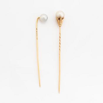 Two pins and pair of shirt buttons 18K gold with pearls.