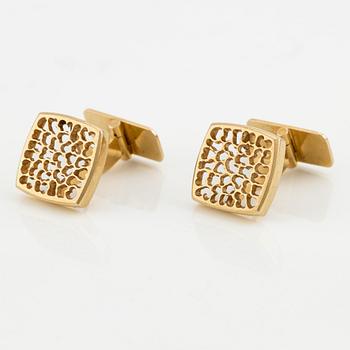 A pair of 18K gold cufflinks.