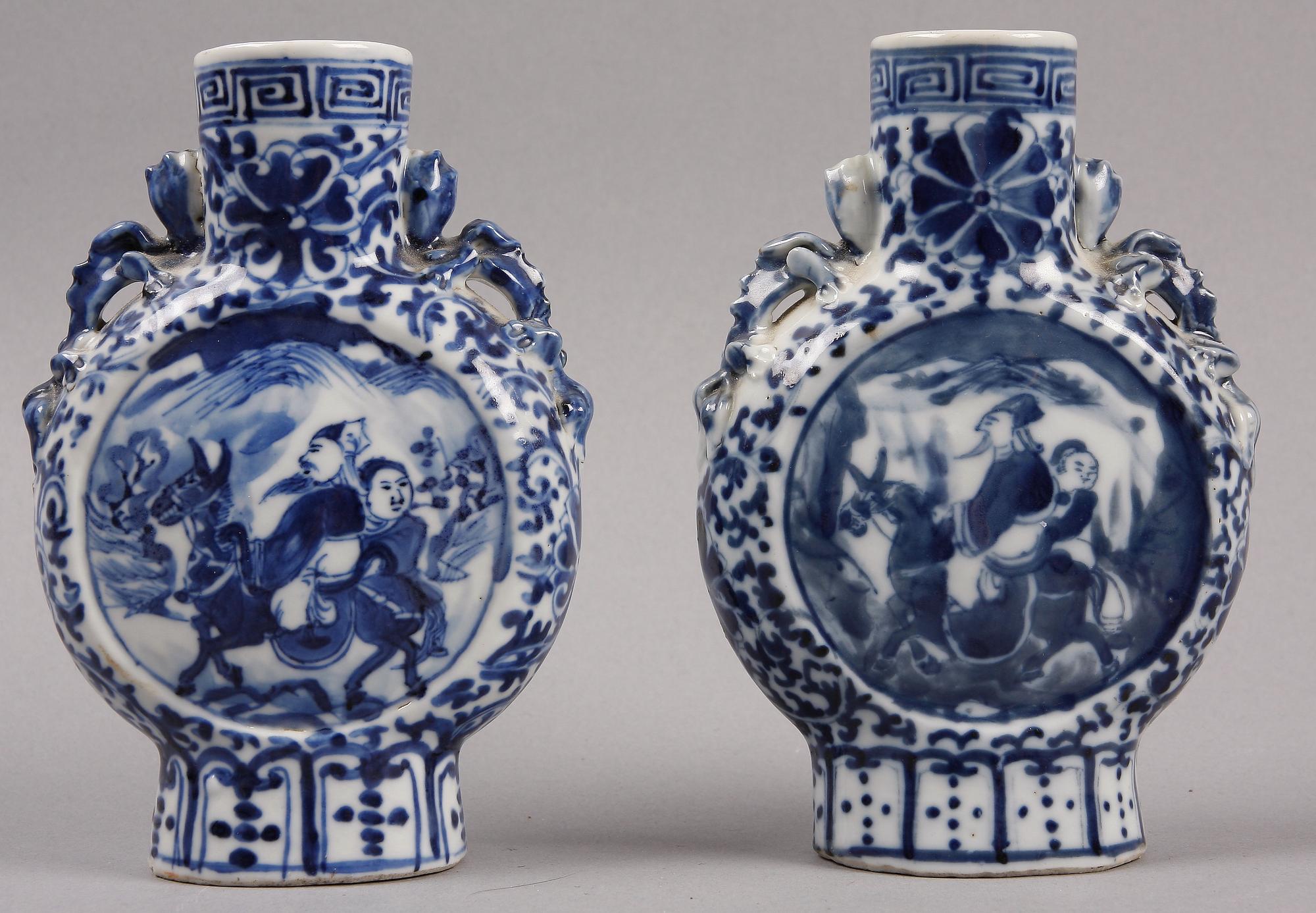 PILGRIMSFLASKOR, ett par, porslin, Kina. 1800-tal.