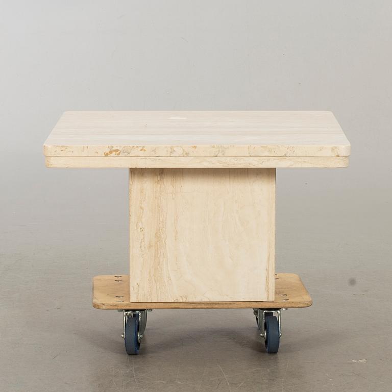 A MARBLE TOP COFFEE TABLE.