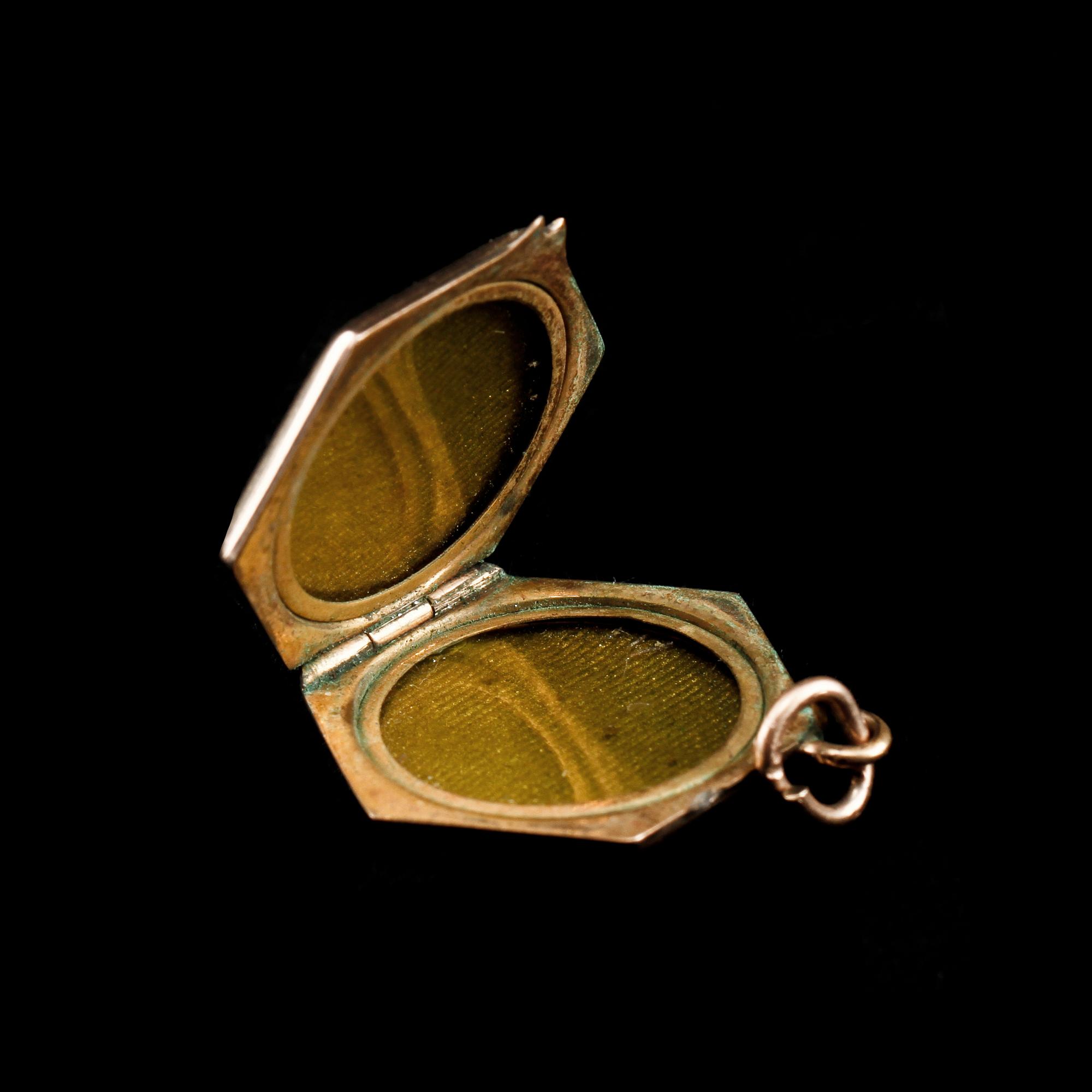 FRIMURARHÄNGE, 8k guld samt emalj, omkring 1900-talets mitt. Vikt 5 g.