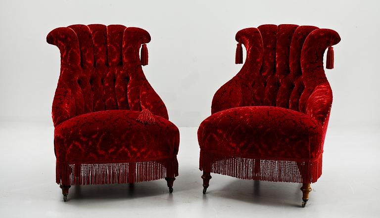 EMMAFÅTÖLJER, ett par, tapetserarstil, 1800-talets andra hälft.