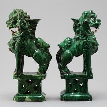 FOHUNDAR, 2 st snarlika, porslin, Kina, 1800 respektive 1900-tal.