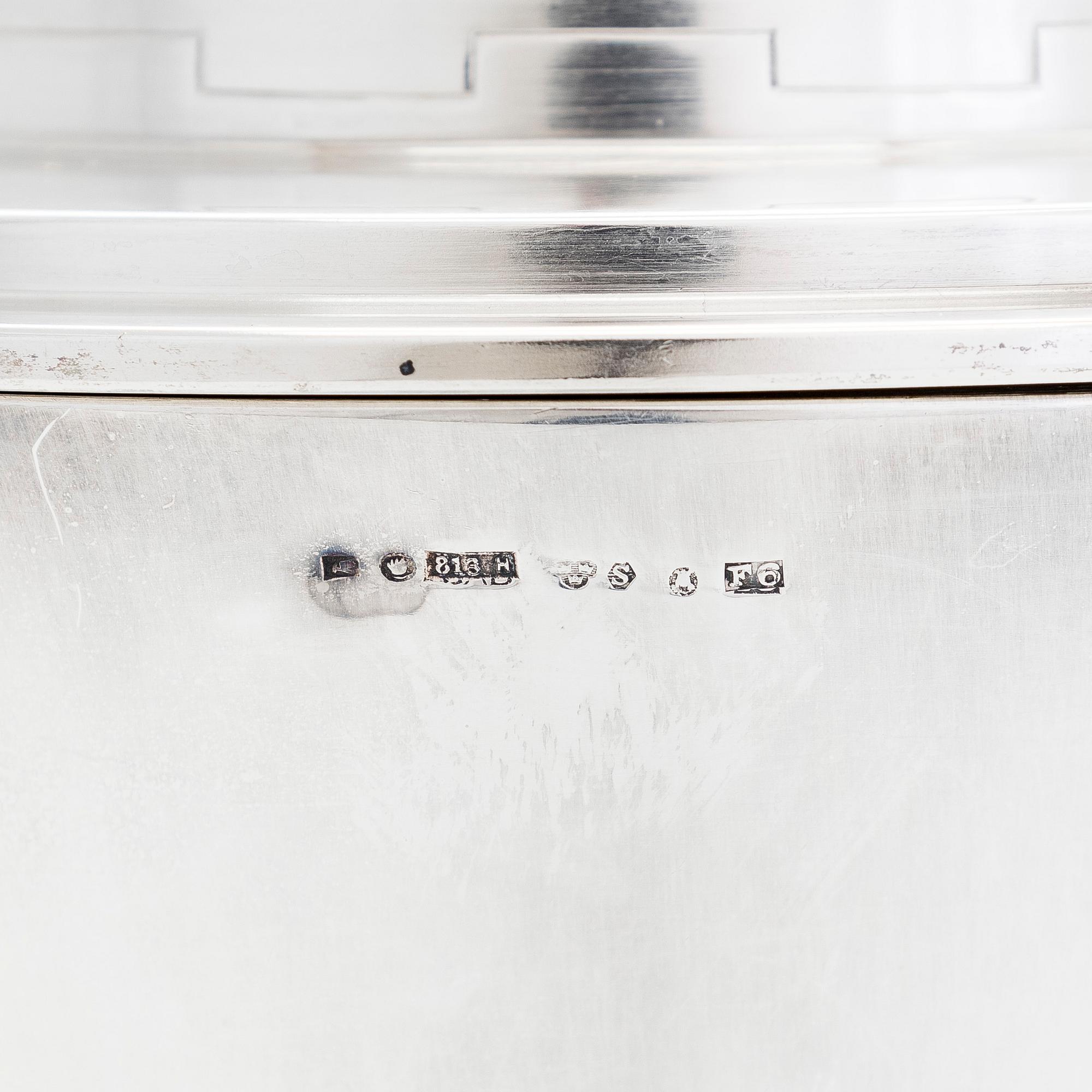 Pokal med lock, silver, Stockholm, finska kontrollstämplar Åbo 1935.