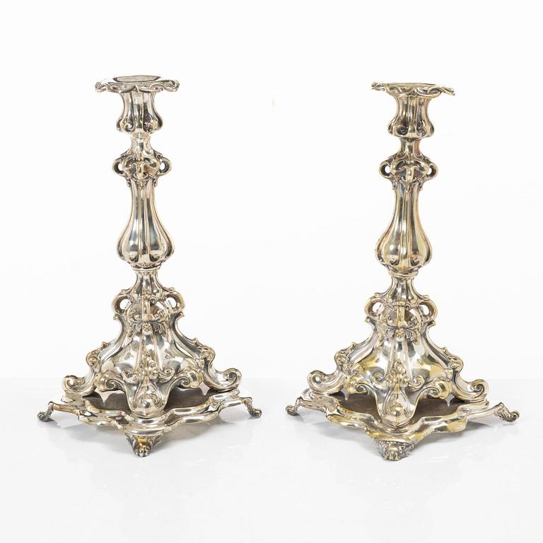 Kandelabrar, ett par, Rokokostil, nysilver, 1900-tal.