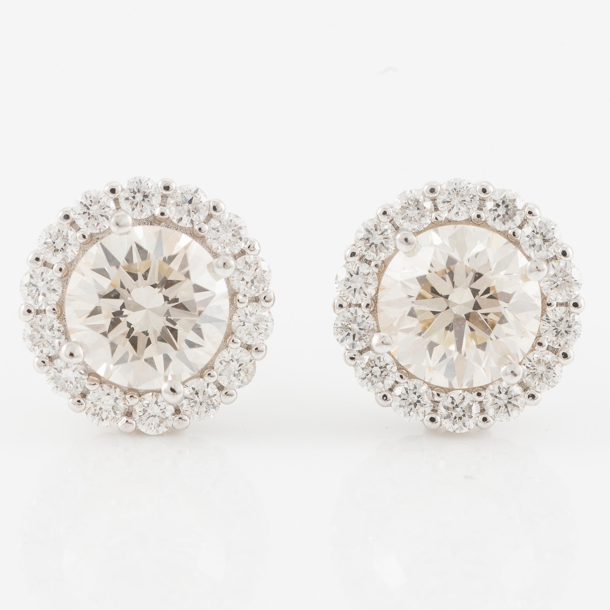 Earrings 18K white gold with brilliant-cut diamonds.