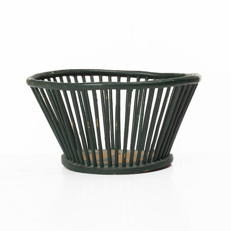 Pine basket, 19th century.