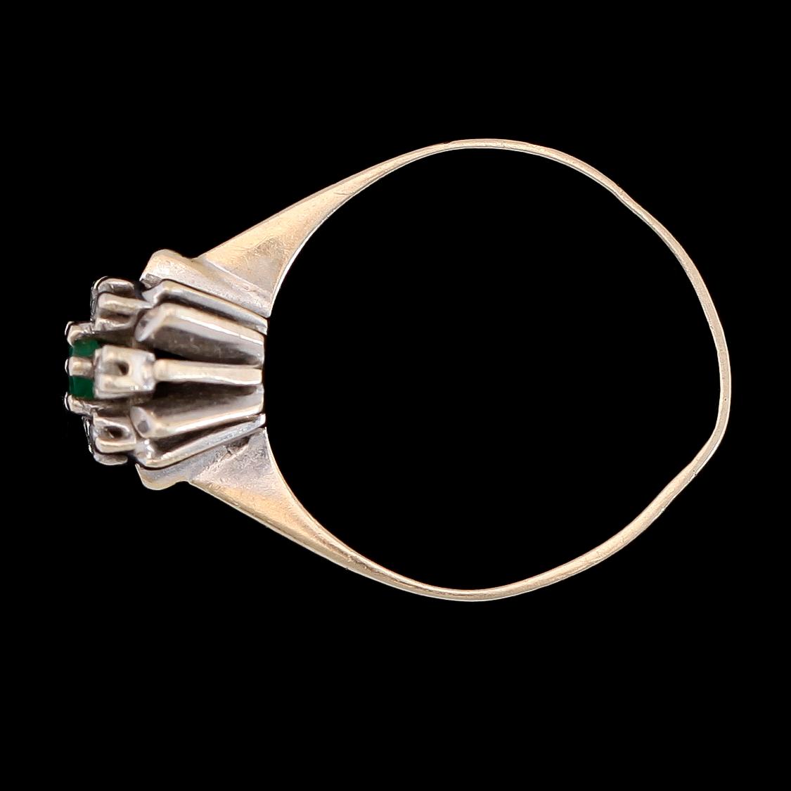 RING, 18K vitguld, diamanter tot ca 0.06 ct. samt smaragd.