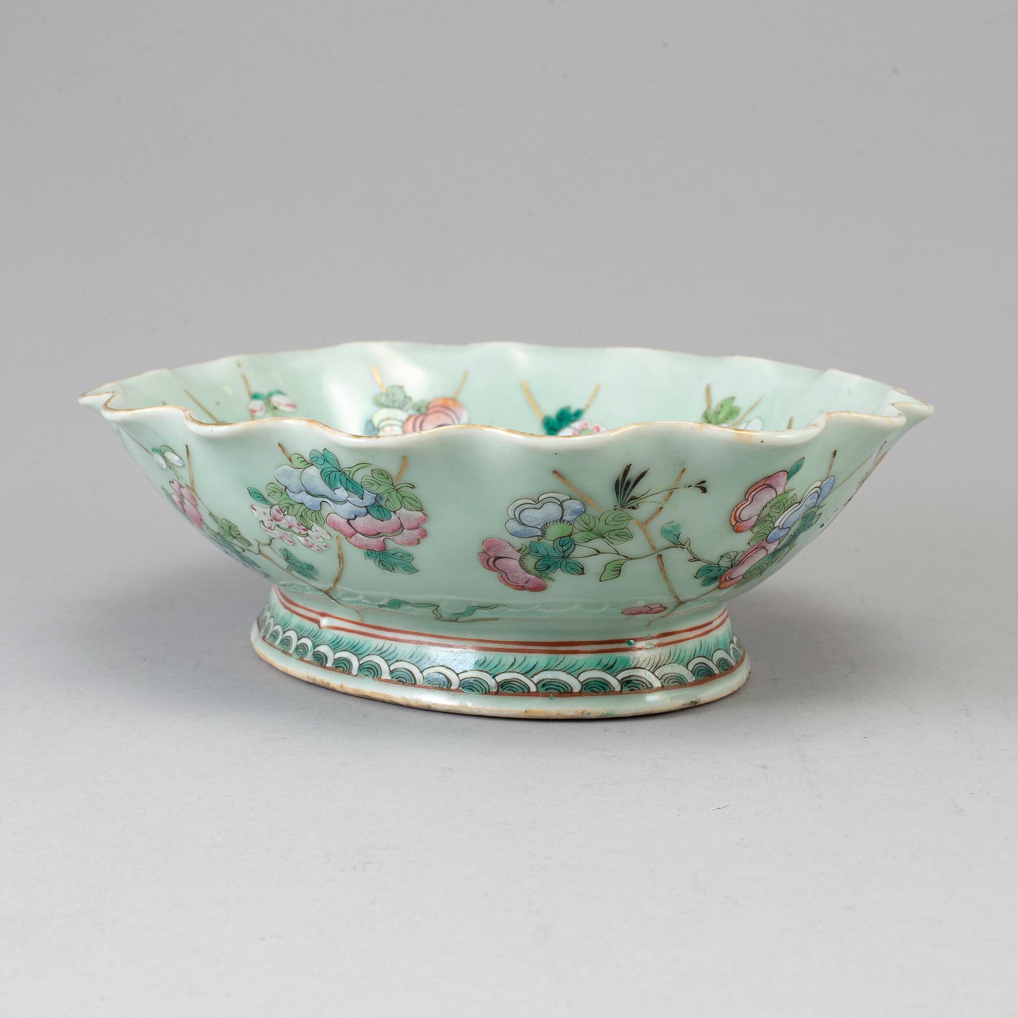 A famille rose bowl, late Qing dynasty, circa 1900.