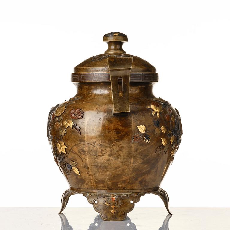 A Japanese bronze censer with cover, Meiji period (1868-1912).