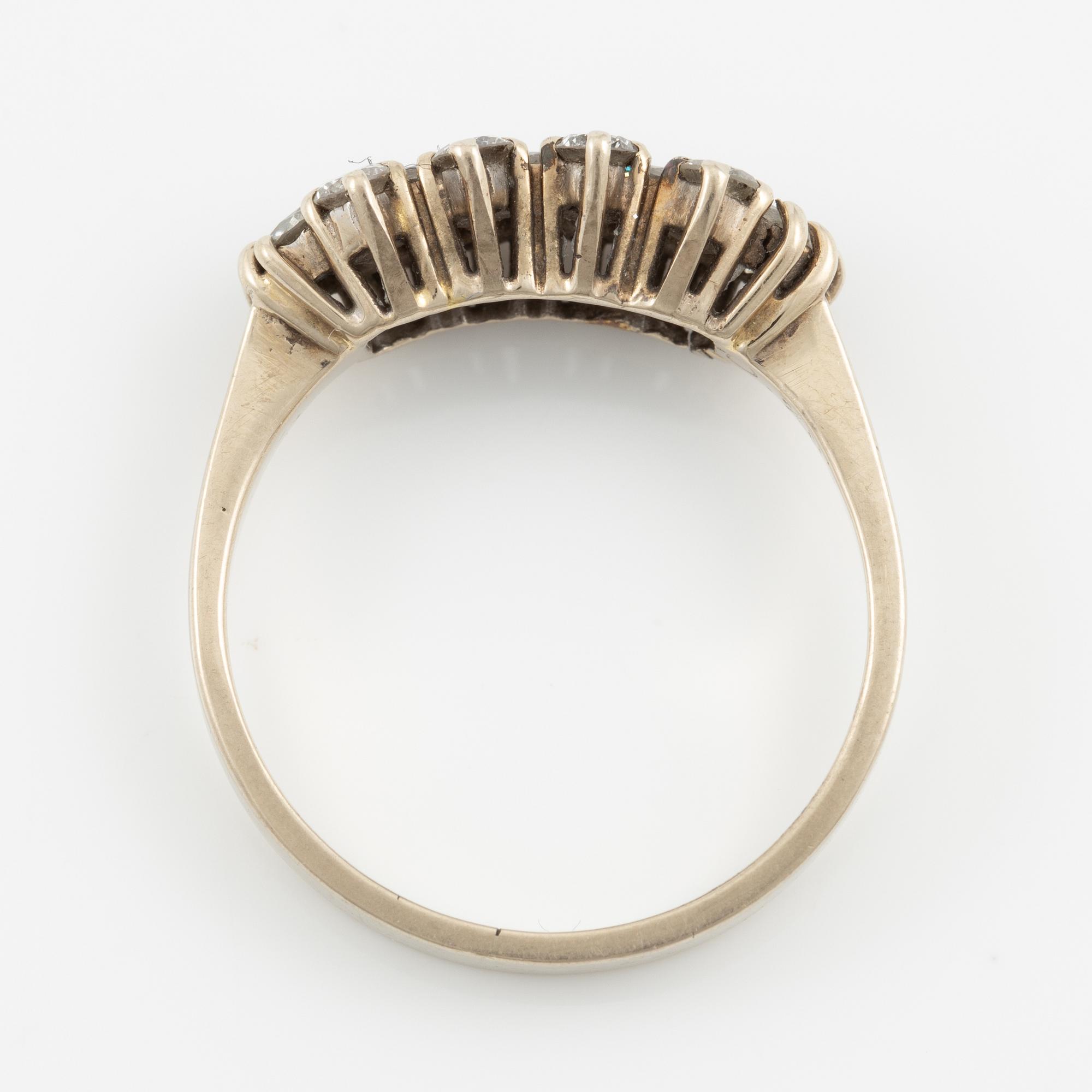 Ring 18K vitguld med briljantslipade diamanter.