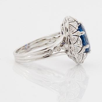 Ring 18K vitguld med en fasettslipad safir.