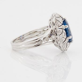 An 18K white gold ring set with a faceted sapphire.